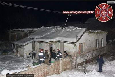 OSIJEK: Zbog te�ine snijega obitelji s troje djece uni�tena je ku�a
