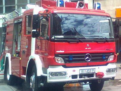 RIJEKA, Na Drenovi na po�aru barake ozlije�en vatrogasac