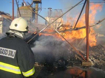 SINJ: Zapalila se skladi�ta tvornice 'Naprijed'