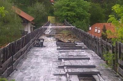 ZAGREB: Gorio drveni most u Kustošijanskoj ulici