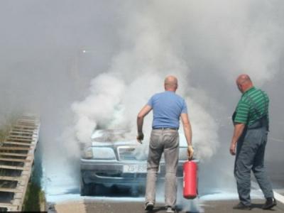 ZAGREB: Majka s dvoje djece na vrijeme iza�la iz goru�eg Mercedesa