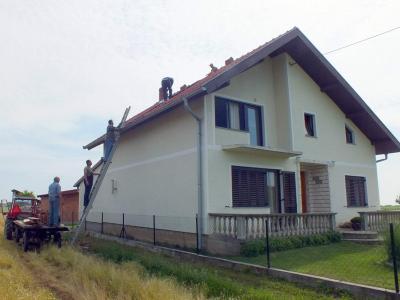 SUHOPOLJE: Udar groma He�imovi�ima sru�io dimnjak i zapalio ku�u