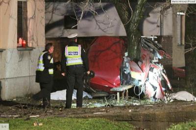 �AKOVO: Auto se prepolovio, dvojica mu�karaca poginula