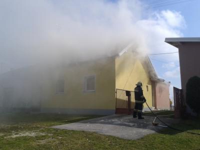 NAŠICE: Požar potkrovlja obiteljske kuće u Ceremošnjaku
