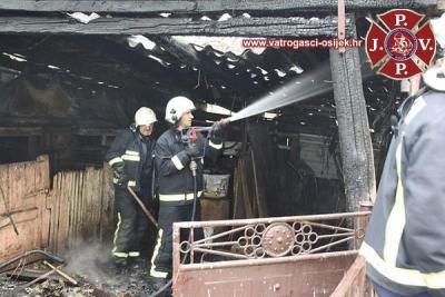 OSIJEK: Vatrogasci gasili po�ar, a nepoznata osoba sklanjala oru�je s greda!