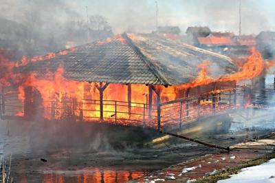 DUGA RESA: Potpuno izgorio kafić na rijeci Mrežnici, očevid je u tijeku